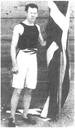 Д. Конноли (США) стал первым олимпийским чемпионом в 1896 г. (тройной прыжок -13.71 м)