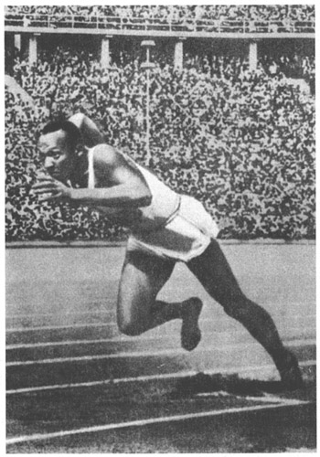 Герой Игр XI Олимпиады Д. Оуэнc (США) - завоевал четыре золотые медали: в беге па 100 и 200 м, прыжках в длину и в эстафете 4 × 100 м.