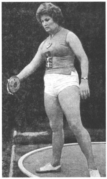 Н. Пономарева (Ромашкова) - олимпийская чемпионка (1952, 1960) в метании диска - завоевала первую в истории отечественного спорта золотую олимпийскую медаль. Чемпионка Европы (1954), рекордсменка мира (1952)