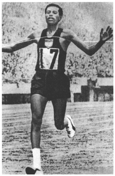 А. Бикила (Эфиопия) - дважды олимпийский чемпион в марафонском беге (1960 и 1964)